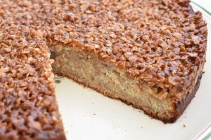 Saftig banankage med sprød topping - hel kage, hvor der er skåret et stykke