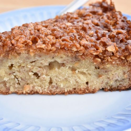 Saftig banankage med sprød topping - enkelt stykke