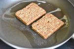 Rugbrød steges i smør eller olie