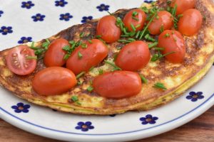 Æggewrap med ristet rugbrød og tomater - nem foldet omelet