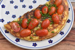 Æggewrap med ristet rugbrød og tomater - nem foldet omelet