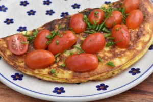 Æggewrap med ristet rugbrød og tomater - nem foldet omelet