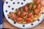Æggewrap med ristet rugbrød og tomater - nem foldet omelet