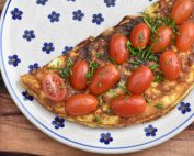 Æggewrap med ristet rugbrød og tomater - nem foldet omelet