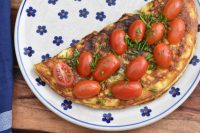 DSC_2244 • nogetiovnen.dk Æggewrap med ristet rugbrød og tomater - nem foldet omelet