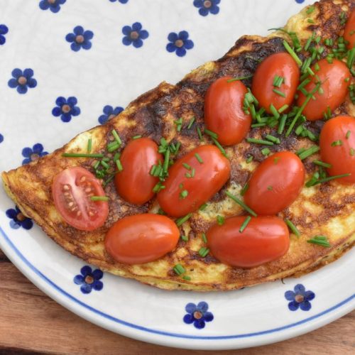 Æggewrap med ristet rugbrød og tomater - nem foldet omelet
