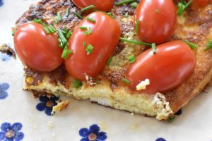 Æggewrap med ristet rugbrød og tomater - nem foldet omelet