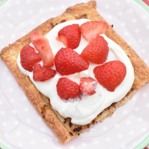 Små butterdejs jordbærtærter med creme og marcipan