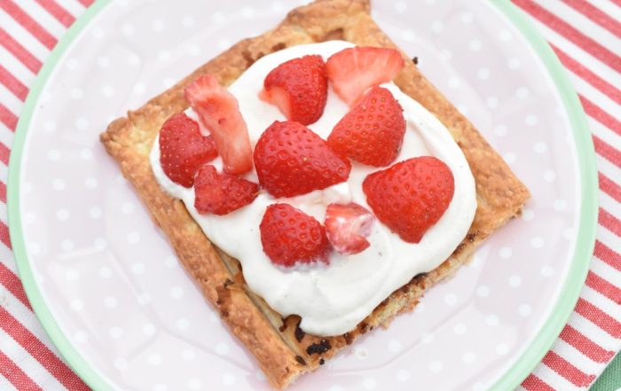 Små butterdejs jordbærtærter med creme og marcipan