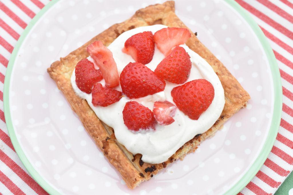 Små butterdejs jordbærtærter med creme og marcipan