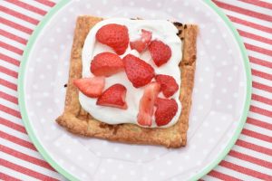 Mini jordbærtærter med butterdej, creme og marcipan
