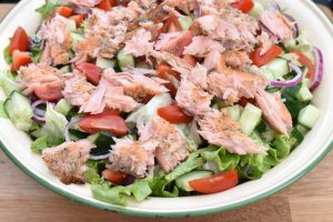 Salat med laks og grøn salat - nem opskrift