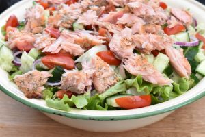 Salat med laks og grøn salat - nem opskrift