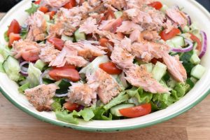Salat med laks og grøn salat - nem opskrift