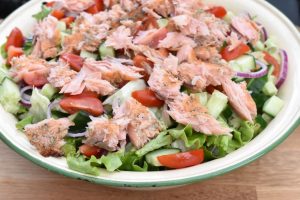 Salat med laks og grøn salat - nem opskrift