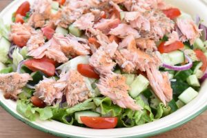 Salat med laks og grøn salat - nem opskrift