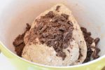 DSC_0159 • nogetiovnen.dk Scones med hytteost - opskrift på protein chokoladescones - grofthakket chokolade æltes med