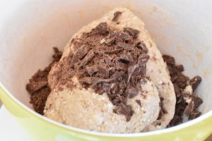 Scones med hytteost - opskrift på protein chokoladescones - grofthakket chokolade æltes med