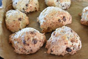 Scones med hytteost - opskrift på protein chokoladescones - de færdigbagte scones