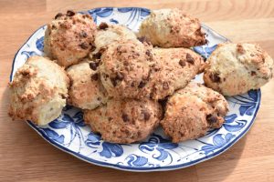 DSC_0162 • nogetiovnen.dk Scones med hytteost - protein scones med chokolades - på blåt fad