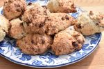 Scones med hytteost - opskrift på protein chokoladescones - på blåt fad
