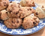 DSC_0163 • nogetiovnen.dk Scones med hytteost - opskrift på protein chokoladescones - på blåt fad