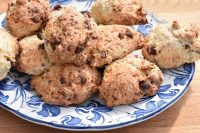 DSC_0163 • nogetiovnen.dk Scones med hytteost - opskrift på protein chokoladescones - på blåt fad