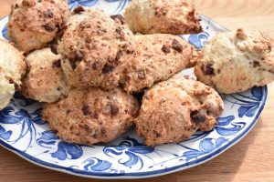 DSC_0163 • nogetiovnen.dk Scones med hytteost - protein scones med chokolade - på blåt fad