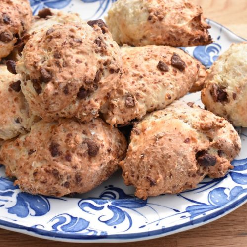 Scones med hytteost - opskrift på protein chokoladescones - på blåt fad