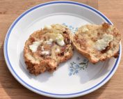 Scones med hytteost - opskrift på protein chokoladescones