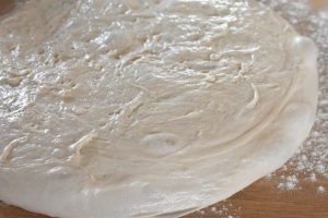 DSC_0178 • nogetiovnen.dk Ciabattabrød - nem opskrift på italiensk ciabatta - dejen hældes ud på bordet efter hævningen