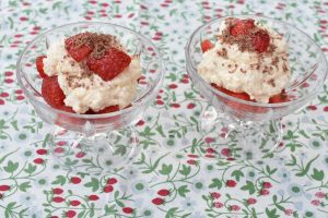 Nem dessert i glas med jordbær og makronfløde