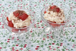Nem dessert i glas med jordbær og makronfløde