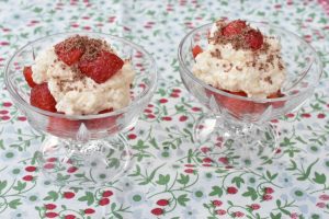 Dessert i glas med jordbær og makronfløde