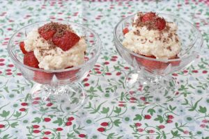 Dessert i glas med jordbær og makronfløde