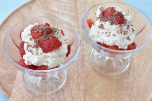 dessert i glas med jordbær og makronfløde