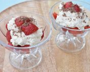 dessert i glas med jordbær og makronfløde