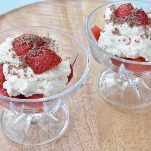 dessert i glas med jordbær og makronfløde