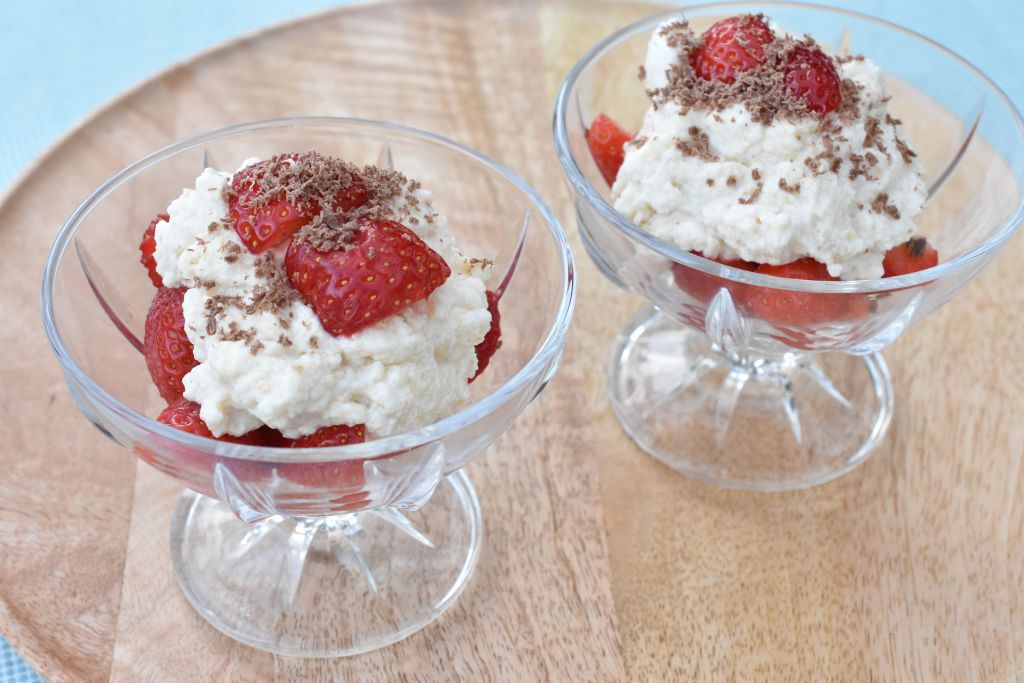 dessert i glas med jordbær og makronfløde