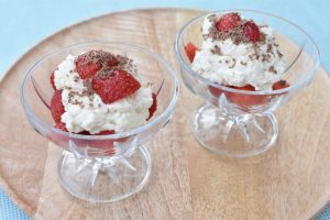 dessert i glas med jordbær og makronfløde