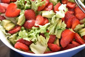 Jordbærsalat med avocado og nem æblecider dressing