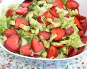 Jordbærsalat med avocado og nem æblecider dressing