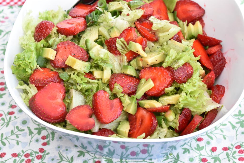 Jordbærsalat med avocado og nem æblecider dressing