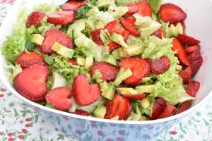 Jordbærsalat med avocado og nem æblecider dressing