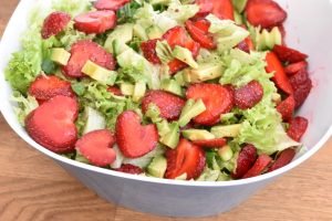 Jordbærsalat med avocado og nem æblecider dressing