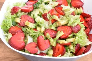 Jordbærsalat med avocado og nem æblecider dressing
