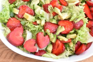 Jordbærsalat med avocado og nem æblecider dressing