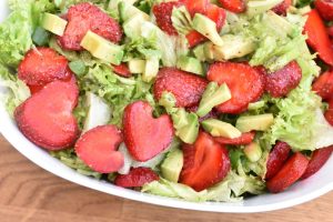 Jordbærsalat med avocado og nem æblecider dressing