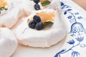 Pavlova med lemoncurd - marengs flødekager