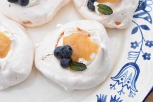 Pavlova med lemoncurd - marengs flødekager